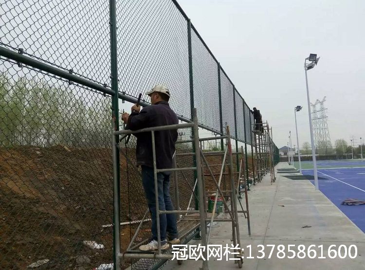 定做体育场围网 体育场围网施工 体育场网