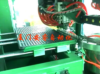 摆盘机/吧五金小配件摆放到塑料托盘里,